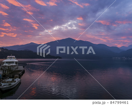 台湾 夜明けの日月潭 Sun Moon Lake at dawn, Nantou, Taiwan 台湾 夜明けの日月潭 Sun Moon Lake at dawn, Nantou, Taiwan 84799461