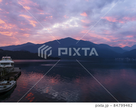 台湾 夜明けの日月潭 Sun Moon Lake at dawn, Nantou, Taiwan 台湾 夜明けの日月潭 Sun Moon Lake at dawn, Nantou, Taiwan 84799462