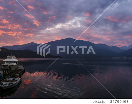 台湾 夜明けの日月潭 Sun Moon Lake at dawn, Nantou, Taiwan 84799463
