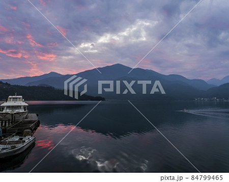 台湾 夜明けの日月潭 Sun Moon Lake at dawn, Nantou, Taiwan 台湾 夜明けの日月潭 Sun Moon Lake at dawn, Nantou, Taiwan 84799465