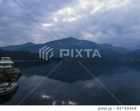 台湾 夜明けの日月潭 Sun Moon Lake at dawn, Nantou, Taiwan 台湾 夜明けの日月潭 Sun Moon Lake at dawn, Nantou, Taiwan 84799468