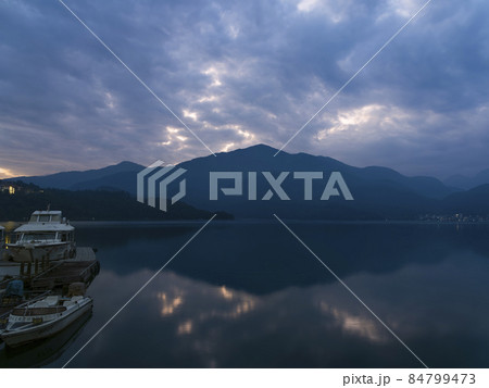 台湾 夜明けの日月潭 Sun Moon Lake at dawn, Nantou, Taiwan 84799473
