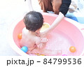 初めてのプール　沐浴 84799536