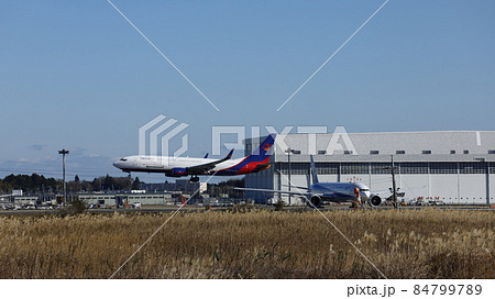 千葉県成田市の「三里塚さくらの丘」から見た成田空港、離陸準備中の飛行機と着陸直前の飛行機が重なる 千葉県成田市の「三里塚さくらの丘」から見た成田空港、離陸準備中の飛行機と着陸直前の飛行機が重なる 84799789