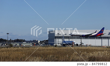 千葉県成田市の「三里塚さくらの丘」から見た成田空港、離陸準備中の飛行機と着陸直前の飛行機が重なる 84799812