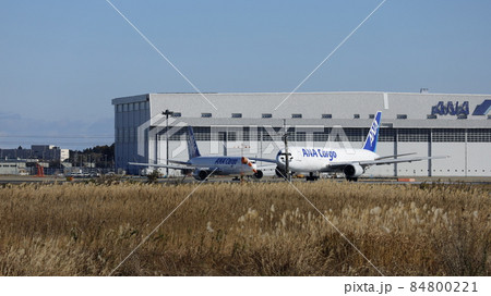 千葉県成田市の「三里塚さくらの丘」から見た成田空港、離陸準備中の貨物機が2機並んでいる 千葉県成田市の「三里塚さくらの丘」から見た成田空港、離陸準備中の貨物機が2機並んでいる 84800221