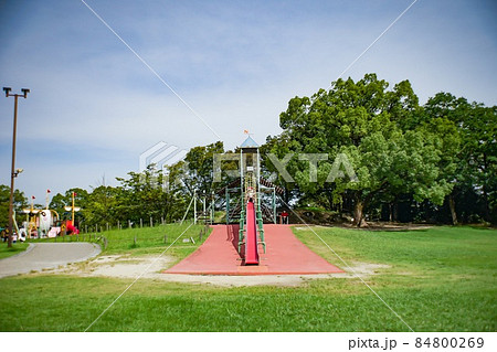 公園の滑り台 84800269