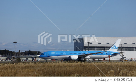成田空港A滑走路で離陸を待つ飛行機 84800718