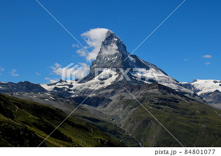 青空に映える独立峰マッターホルン 青空に映える独立峰マッターホルン 84801077