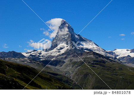 青空に映える独立峰マッターホルン 青空に映える独立峰マッターホルン 84801078
