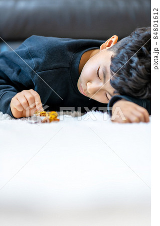 子供 ライフスタイル 1人 84801612