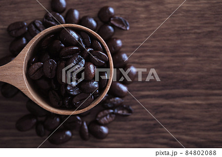 コーヒーメジャースプーンに入ったコーヒー豆|左から コーヒーメジャースプーンに入ったコーヒー豆|左から 84802088