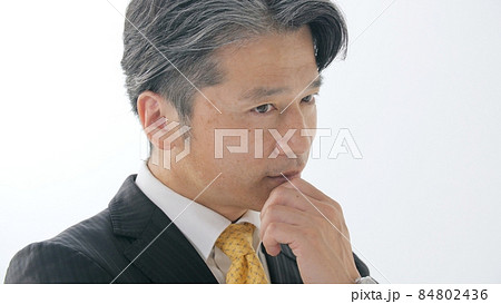 ビジネスマン　ミドル男性　考える 84802436