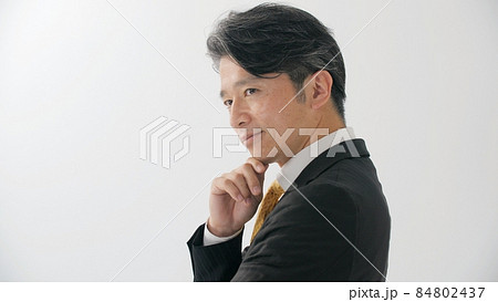 ビジネスマン　ミドル男性　考える 84802437