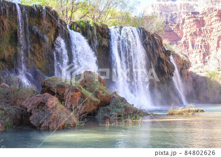 多彩な水面のアリゾナ荒野の滝 84802626
