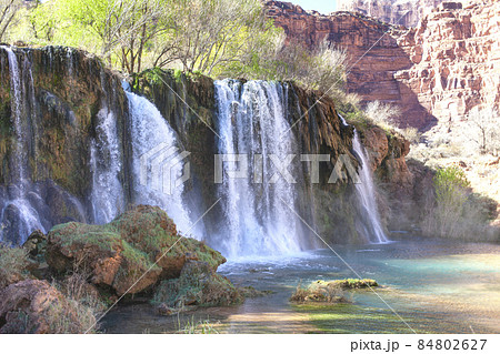 多彩な水面のアリゾナ荒野の滝 84802627