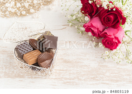 バレンタインのチョコとバラの花束の写真素材