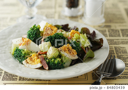 ブロッコリーとたまごのサラダ ブロッコリーとたまごのサラダ 84803439