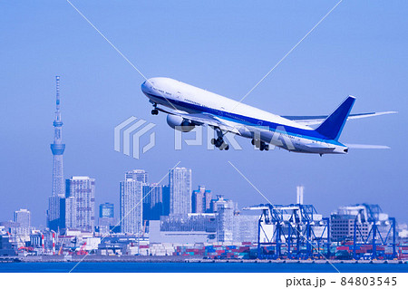 東京スカイツリーと飛行機 東京スカイツリーと飛行機 84803545