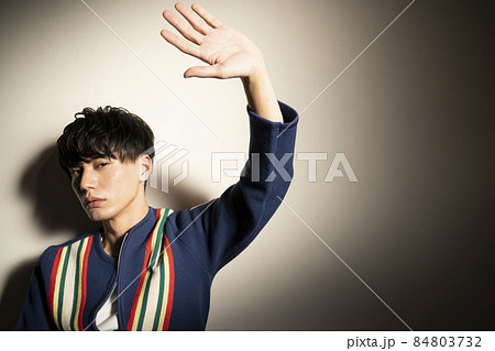 かっこいい男性のポートレート 84803732
