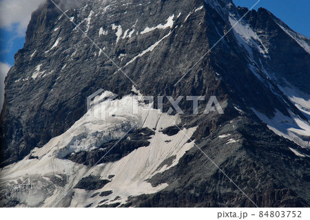 青空に映える独立峰マッターホルン 中腹部 ヘルンリ山小屋が見える 青空に映える独立峰マッターホルン 中腹部 ヘルンリ山小屋が見える 84803752