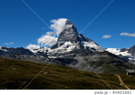 広い空間にそびえる独立峰マッターホルンにいざなうトレッキングコース 広い空間にそびえる独立峰マッターホルンにいざなうトレッキングコース 84803882