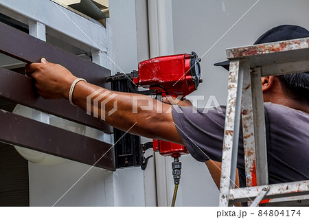 Pneumatic nails gun shooting 84804174
