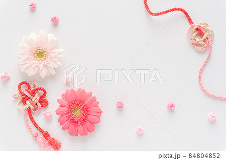 ガーベラと組みひもの和モダンな背景　ひなまつり　お祝い 84804852