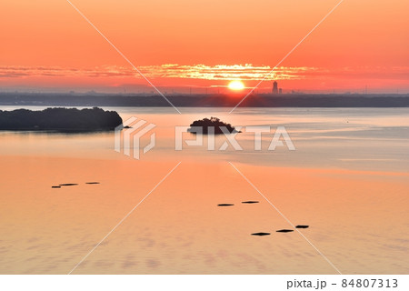 夜明けの湖 朱に染まる湖面 夜明けの湖 朱に染まる湖面 84807313