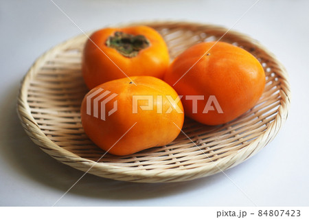 秋の果物　種なしの柿 84807423