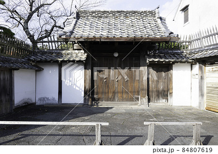 伊勢屋横町の旧家 84807619