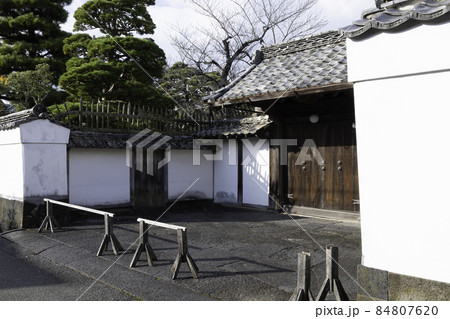 伊勢屋横町の旧家 84807620