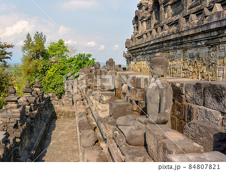 インドネシア・ジャワ島のボロブドゥール寺院遺跡の仏像とレリーフ 84807821