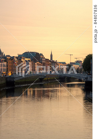 アイルランドの首都ダブリンのオコンネル橋から見える夕暮れ時のリフィー川の風景 84807836