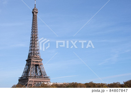 青空にそびえるパリのエッフェル塔 84807847