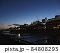 夕暮れの鴨川の街並み 84808293