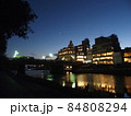 夕暮れの鴨川の街並み 84808294