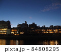 夕暮れの鴨川の街並み 84808295