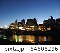 夕暮れの鴨川の街並み 84808296