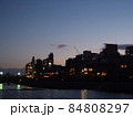 夕暮れの鴨川の街並み 84808297