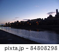 夕暮れの鴨川の街並み 84808298
