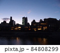夕暮れの鴨川の街並み 84808299