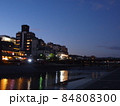 夕暮れの鴨川の街並み 84808300