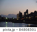 夕暮れの鴨川の街並み 84808301