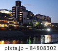 夕暮れの鴨川の街並み 84808302