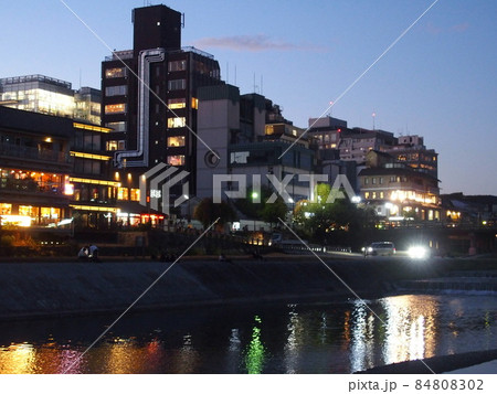 夕暮れの鴨川の街並み 夕暮れの鴨川の街並み 84808302