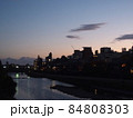 夕暮れの鴨川の街並み 84808303