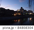 夕暮れの鴨川の街並み 84808304