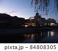 夕暮れの鴨川の街並み 84808305