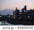 夕暮れの鴨川の街並み 84808306
